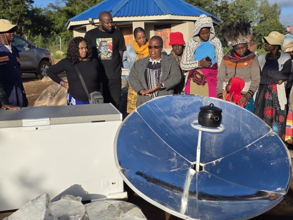 Dr Mela Chiponda (with dark spects) talks to women during the presentation of a solar cooker to women groups in Bikita, Zimbabwe (1)